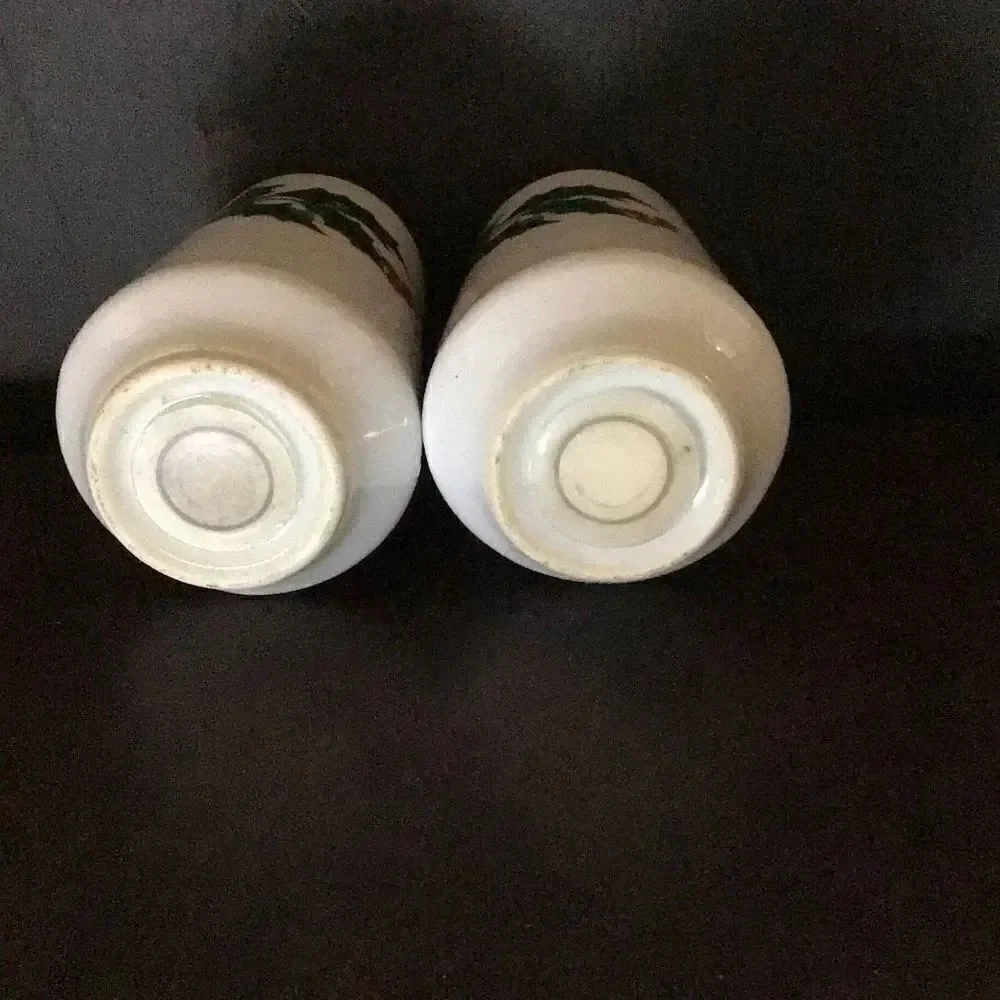 Salt and pepper shaker ￼vintage holly leaf’s and berries